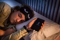 Bật chế độ máy bay khi ngủ có thực sự giúp ích?