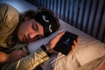 Bật chế độ máy bay khi ngủ có thực sự giúp ích?