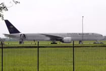 Máy bay chở 442 người hạ cánh khẩn cấp vì bị dọa đánh bom 