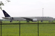 Máy bay chở 442 người hạ cánh khẩn cấp vì bị dọa đánh bom 