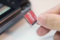 Ổ SSD siêu bé chỉ bằng thẻ sim, tháo lắp bằng đơn giản