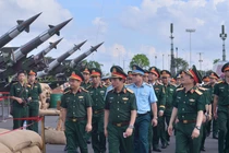 Đại tướng Phan Văn Giang kiểm tra khí tài hiện đại của quân đội Việt Nam