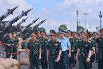 Đại tướng Phan Văn Giang kiểm tra khí tài hiện đại của quân đội Việt Nam