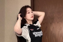 MC LMHT nổi tiếng gây sốt với outfit "đồ ngủ", fan vừa mê vừa tranh cãi 