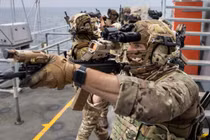 Lực lượng Thủy quân Lục chiến Hoàng gia Anh thuộc 42 Commando và binh sĩ Tiểu đoàn 4, Trung đoàn Ranger (4 RANGER) của Lục quân Anh được trực thăng Chinook HC6 của Không quân Hoàng gia Anh đổ bộ bằng phương thức đu dây nhanh xuống khu huấn luyện Otterburn ở Northumberland, nhằm tiến hành một cuộc tấn công mô phỏng vào vị trí đối phương trong khuôn khổ cuộc diễn tập Hyperion Storm. (Nguồn ảnh: Bộ Quốc phòng Anh)