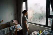 Vì sao nhà vẫn ẩm mốc dù máy hút ẩm chạy cả ngày?