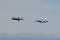 F-35A NATO áp sát, khóa mục tiêu Su-27 và Su-24M Nga