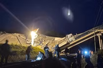 Cầu sập đè lên đoàn tàu chở khách ở Nga, 7 người thiệt mạng