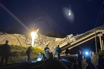 Cầu sập đè lên đoàn tàu chở khách ở Nga, 7 người thiệt mạng