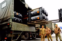 Vũ khí Mỹ cấp cho Ukraine bị chặn tại kho Ba Lan 