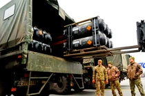 Vũ khí Mỹ cấp cho Ukraine bị chặn tại kho Ba Lan 