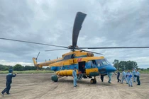 Quân đội huy động trực thăng mang hàng cứu trợ vùng lũ Nghệ An