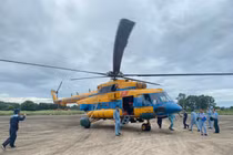 Quân đội huy động trực thăng mang hàng cứu trợ vùng lũ Nghệ An