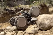 Hệ thống cơ động không người lái lấy bánh xe làm trung tâm của AZAK tích hợp động cơ, pin và điện tử điều khiển ngay trong từng bánh, cho phép tạo ra các nền tảng không cần khung gầm, mô-men xoắn lớn, trọng tâm thấp, lắp ráp nhanh và khả năng cơ động địa hình mạnh, phục vụ nhiệm vụ hậu cần, cứu thương - tải thương và các sứ mệnh mặt đất tự động (Nguồn ảnh: AZAK).