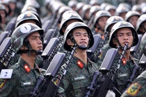 Người dân đội nắng xem bộ đội hợp luyện diễu binh, diễu hành