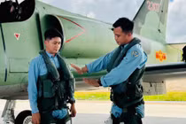 Chàng phi công không cấp trong đội hình bay chào mừng A80