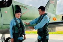 Chàng phi công không cấp trong đội hình bay chào mừng A80