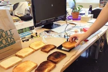 Sinh viên Mỹ chế tạo lò nướng bánh biết chọn độ chín theo màu