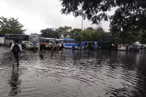 Đường phố ngập lụt vì mưa lớn, 7 người bị điện giật tử vong