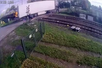 Kinh hãi khoảnh khắc tàu cao tốc chở 400 hành khách đâm xe tải