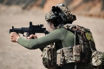 Tiểu liên SR-2M cỡ 9 mm phiên bản hiện đại hóa, trang bị báng kim loại gập và cơ cấu khóa cải tiến, sử dụng đạn xuyên mạnh 9×21 mm với hộp tiếp đạn 20 hoặc 30 viên, phù hợp cho tác chiến tầm gần gọn nhẹ trong phạm vi tới 200 m; được tối ưu cho triển khai nhanh trên phương tiện, chiến đấu đô thị và nhiệm vụ bảo vệ, hộ tống. (Nguồn ảnh: Kalashnikov Group)