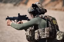 Tiểu liên SR-2M cỡ 9 mm phiên bản hiện đại hóa, trang bị báng kim loại gập và cơ cấu khóa cải tiến, sử dụng đạn xuyên mạnh 9×21 mm với hộp tiếp đạn 20 hoặc 30 viên, phù hợp cho tác chiến tầm gần gọn nhẹ trong phạm vi tới 200 m; được tối ưu cho triển khai nhanh trên phương tiện, chiến đấu đô thị và nhiệm vụ bảo vệ, hộ tống. (Nguồn ảnh: Kalashnikov Group)