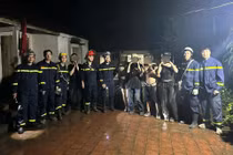 Giải cứu 5 người mắc kẹt trên đỉnh núi Hàm Lợn