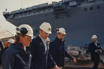 Bộ trưởng Bộ Quốc phòng Mỹ Pete Hegseth thăm xưởng đóng tàu HII Newport News Shipbuilding ngày 6/1/2025, nơi Bộ Quốc phòng Mỹ công bố việc đẩy nhanh tiến độ đóng mới và bàn giao tàu sân bay lớp Ford USS John F. Kennedy (CVN-79). (Nguồn ảnh: Bộ Quốc phòng Mỹ)