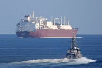 Hình ảnh tàu chiến Mỹ tuần tra tại eo biển Hormuz, tuyến vận tải dầu chiến lược của thế giới