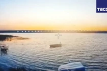 Ukraine cố thoát vòng vây khi vượt hồ Kleban-Byk bằng bè