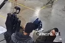 Khoảnh khắc robot hình người mất kiểm soát, tấn công con người dữ dội