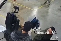 Khoảnh khắc robot hình người mất kiểm soát, tấn công con người dữ dội