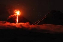 Khoảnh khắc núi lửa cao 4.750 mét phun trào sau động đất ở Nga