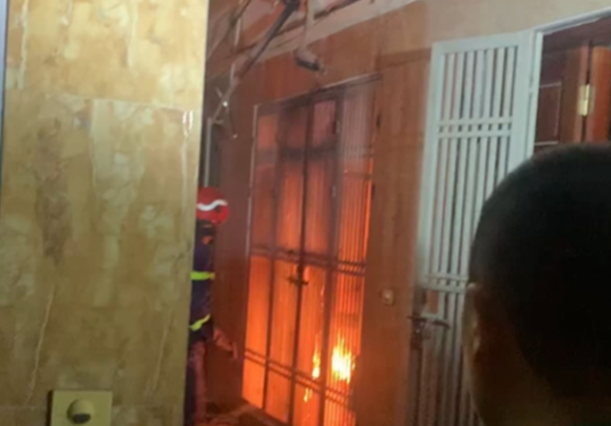 Ha Noi: Chay nha 5 tang luc rang sang, 1 nguoi duoc cuu thoat