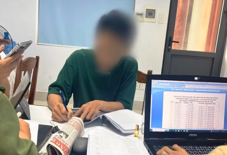 Nhan vien ngan hang ban thong tin cua khach: Xu sao?