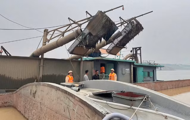 Triet pha vu khai thac cat trai phep lon tren song Hong