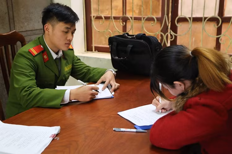 Co gai o Ha Noi mat gan 200 trieu vi chieu lua cu rich