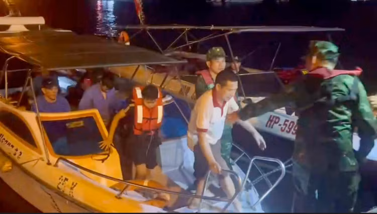 Cứu nạn thành công 6 thuyền viên bị nạn trên vùng biển Cát Bà Cuu nan thanh cong 6 thuyen vien bi nan tren vung bien Cat Ba