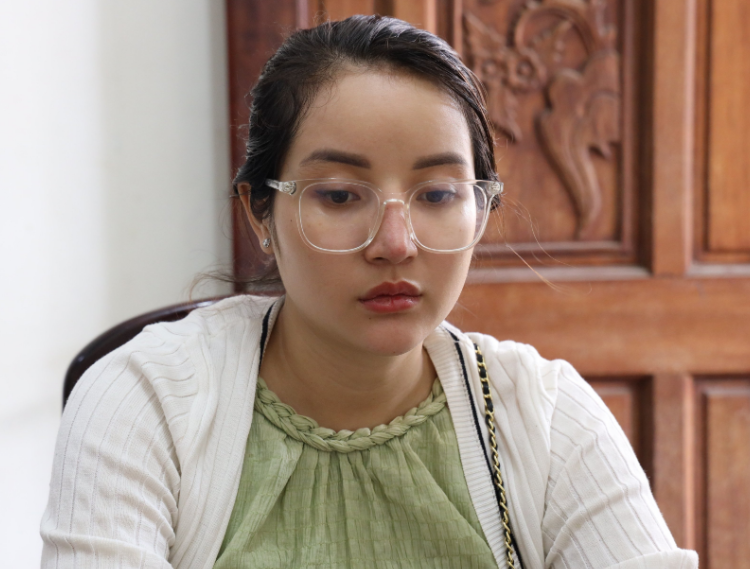 Hot girl lừa đảo dùng giấy tờ giả trốn truy nã: Ngày 29/3/2023, Cơ quan CSĐT Công an thị xã Hòa Thành (Tây Ninh) đã tạm giam Nguyễn Thị Kim Huê (SN 1998, ngụ xã Trường Tây, thị xã Hòa Thành) để điều tra, làm rõ về hành vi lừa đảo chiếm đoạt tài sản và sử dụng tài liệu giả. Tại cơ quan Công an, Huê khai nhận: Sau khi bị cơ quan CSĐT Công an thị xã Hòa Thành khởi tố về hai hành vi trên, Huê đã bỏ trốn khỏi địa phương. Huê sử dụng giấy CCCD giả mang tên Thẩm Thụy Ngọc Quyên (SN 1990, ngụ quận 6, TP HCM), rồi đến tỉnh Sóc Trăng lẩn trốn cho đến khi bị bắt.