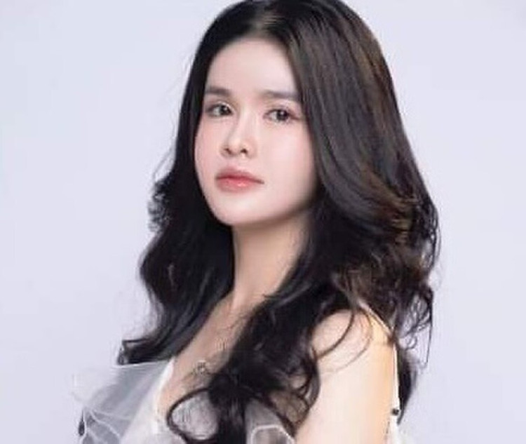 Hot girl Quỳnh Trang cùng cha ruột bị bắt vì tàng trữ ma túy: Ngày 24/11/2022, tại số nhà 311, đường Trần Hưng Đạo, phường Nam Lý, TP Đồng Hới, lực lượng Ban chuyên án đã bắt quả tang Phạm Thị Quỳnh Trang (SN 1998; ngụ phường Đức Ninh Đông, TP Đồng Hới) đang chia nhỏ các túi nilon chứa chất bột màu trắng để cất giấu. Kiểm tra phòng của Trang, lực lượng chức năng thu giữ khoảng 8kg chất bột màu trắng và 3.111 viên nén (khoảng 1,5 kg) dạng thuốc tân dược. Theo khai nhận của Phạm Thị Quỳnh Trang, số viên nén trên là ma túy tổng hợp loại thuốc lắc.