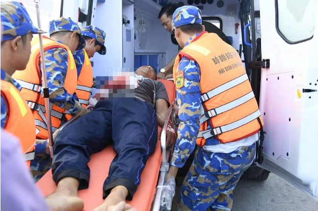 Kip thoi cuu nan thuyen vien bi can nat ban tay tren bien