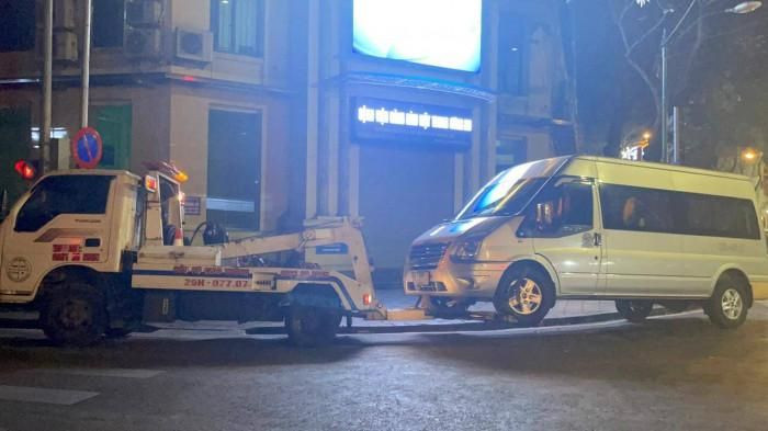 Tai xe vi pham nong do con, CSGT cho khach ve noi tam tru