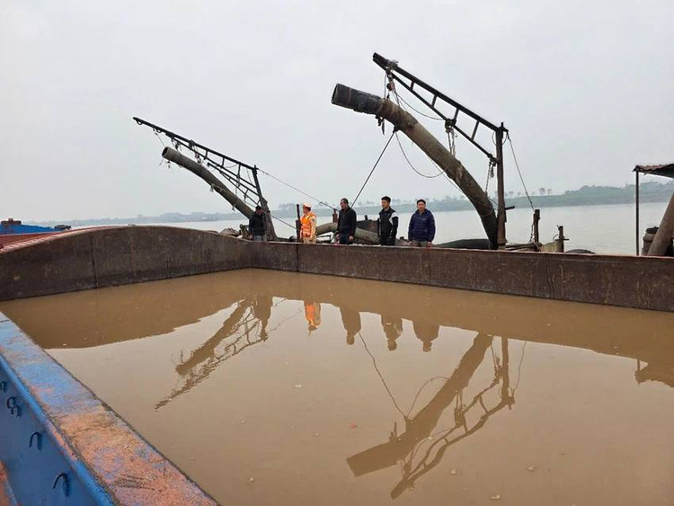 Bat giu tau khai thac cat trai phep tren song Hong