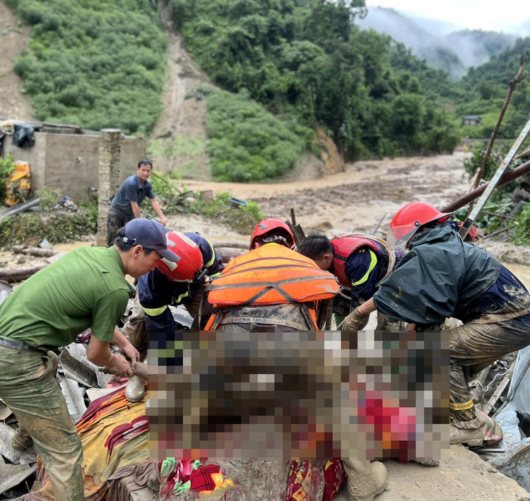 Xúc động hình ảnh các cán bộ chiến sĩ cứu nạn lũ lụt - Hình 3 Xuc dong hinh anh cac can bo chien si cuu nan lu lut-Hinh-3