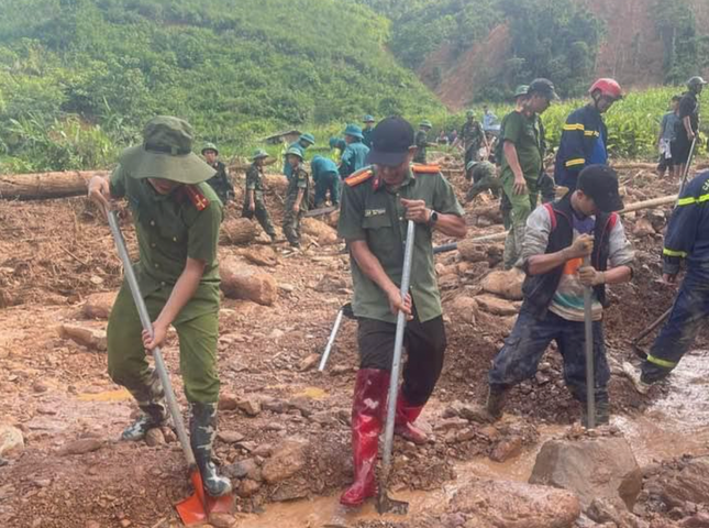 Xúc động hình ảnh các cán bộ chiến sĩ cứu nạn lũ lụt - Hình 7 Xuc dong hinh anh cac can bo chien si cuu nan lu lut-Hinh-7