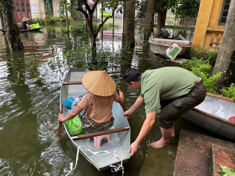 Xúc động hình ảnh các cán bộ chiến sĩ cứu nạn lũ lụt - Hình 17 Xuc dong hinh anh cac can bo chien si cuu nan lu lut-Hinh-17
