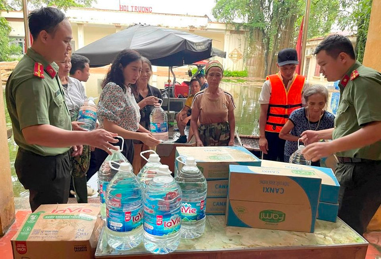 Xúc động hình ảnh các cán bộ chiến sĩ cứu nạn lũ lụt - Hình 15 Xuc dong hinh anh cac can bo chien si cuu nan lu lut-Hinh-15