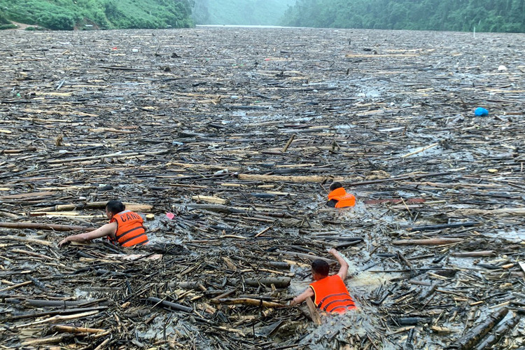 Xúc động hình ảnh các cán bộ chiến sĩ cứu nạn lũ lụt Xuc dong hinh anh cac can bo chien si cuu nan lu lut