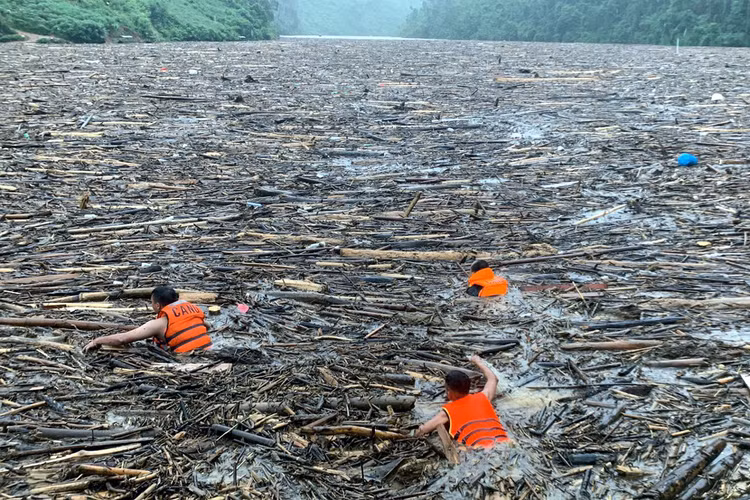 Xuc dong hinh anh cac can bo chien si cuu nan lu lut