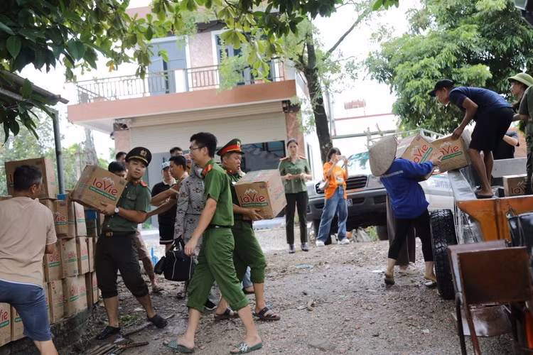 Xuc dong hinh anh cac can bo chien si cuu nan lu lut-Hinh-13